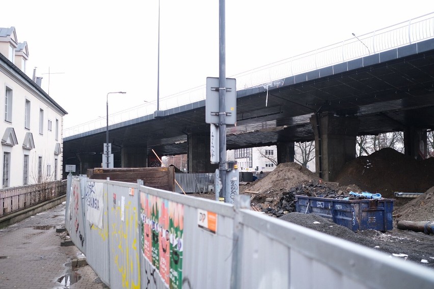 Nowy wiadukt Trasy Łazienkowskiej jest już otwarty. Został oddany do użytku przed terminem. Zmiany dla kierowców i autobusów