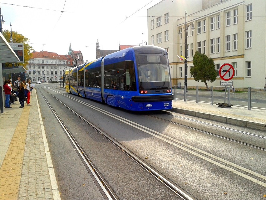 Nowy tramwaj na torach w Toruniu