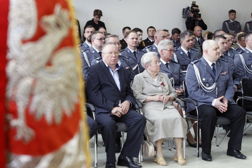 Policyjny Złoty Medal dla 98-latki z Łęczycy. Medal za pamięć o tragicznie zabitym przed wojną policjancie [ZDJĘCIA]