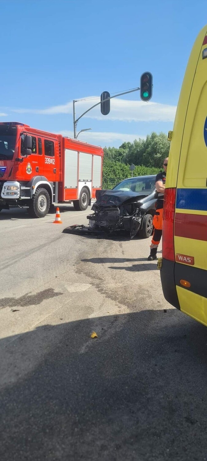 Zderzenie i dachowanie samochodu w Gołębiewie Wielkim 18.06.2022 r. Ranne 4 osoby