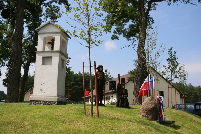 Mogiła z kapliczką znajdują się na zachodnich rogatkach wsi. Przed dwoma laty archeolodzy ekshumowali z niej szczątki dziewięciu młodych mężczyzn, pochowanych tam 14 lutego 1813 r. Nie wiadomo, czy zginęli w potyczce z Kozakami, czy też zostali przez nich zamordowani po wzięciu do niewoli.