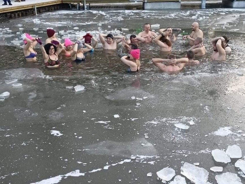 Morsy ze Staszowa odbyły lodowatą kąpiel na Golejowie (ZDJĘCIA)