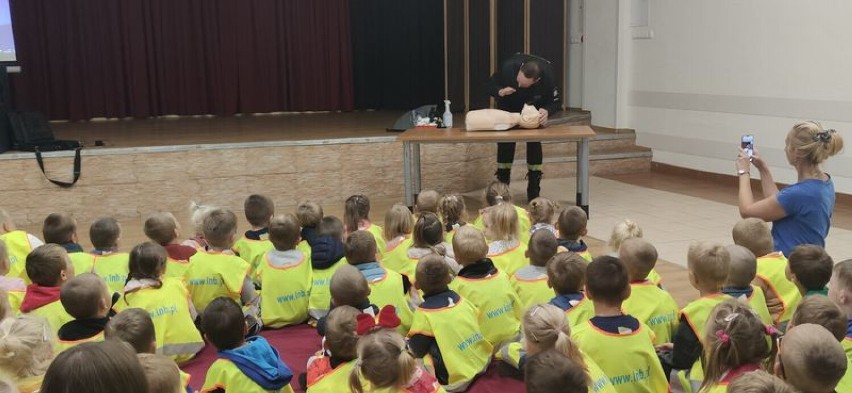 Przedstawiciele Policji oraz Państwowej Straży Pożarnej z...