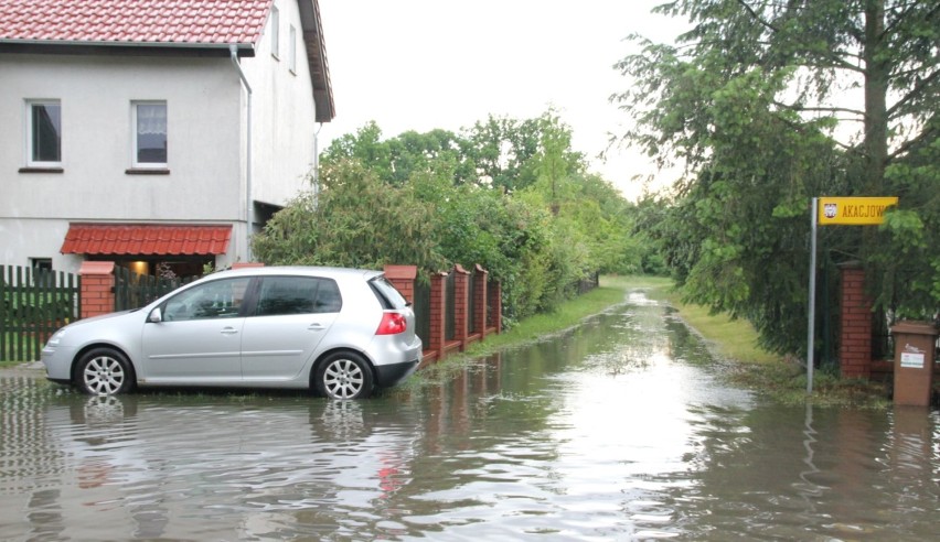 Deszczówka zalała ul. Akacjową w Bobowicku.