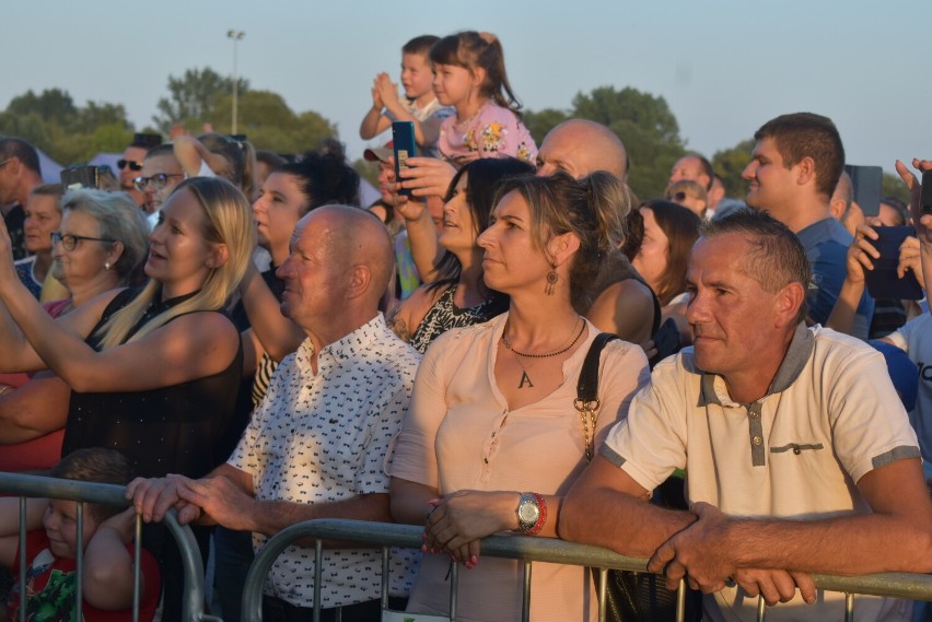 Dożynki powiatu pleszewskiego 2022. Na scenie Piękni i Młodzi oraz Red Queen