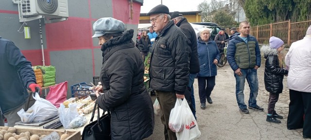 Mnóstwo mieszkańców jak co tydzień odwiedziło jędrzejowskie targowisko by zrobić zakupy. Zobacz jakie były ceny warzyw i owoców w czwartek, 22 lutego >>>