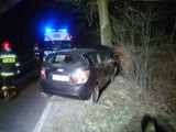 Wypadek pod Biedruskiem: Samochód wjechał w drzewo [ZDJĘCIA]