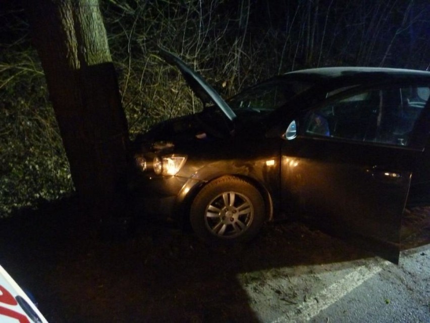 Wypadek pod Biedruskiem: Samochód wjechał w drzewo