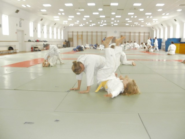 Dzieci i młodzież z Gwardii Opole trenuje podczas obozu sportowego w Ośrodku Przygotowań Olimpijskich w Cetniewie.