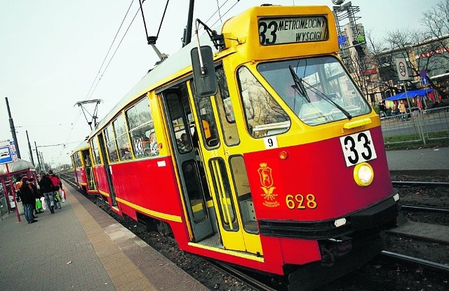 Pokolenia warszawiaków jeździły tramwajami 13N, które już kończą służbę. Zwano je mało pieszczotliwie wyjcami lub parówkami