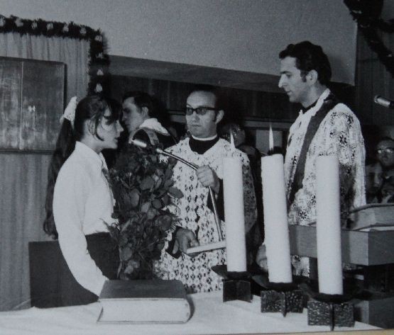 1973 r. Poświęcenie nowego kościoła. Z prawej ks. proboszcz...
