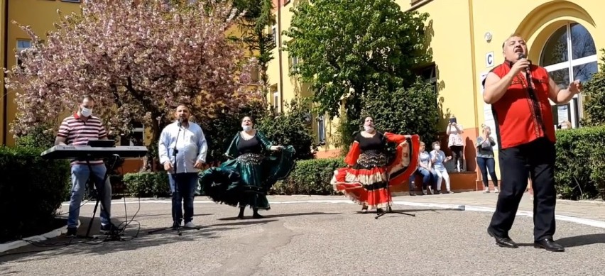 Zespół Romski "Cierchaj" zagrał dla pyrzyckiego szpitala. Musicie to zobaczyć!