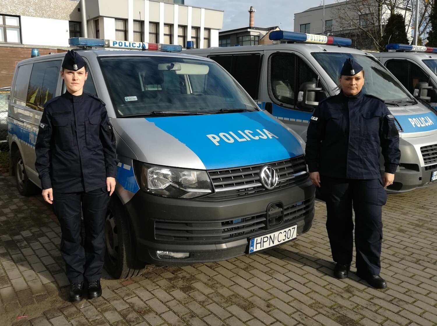 Nowi policjanci w pruszczańskiej komendzie. Funkcjonariuszki spełniają