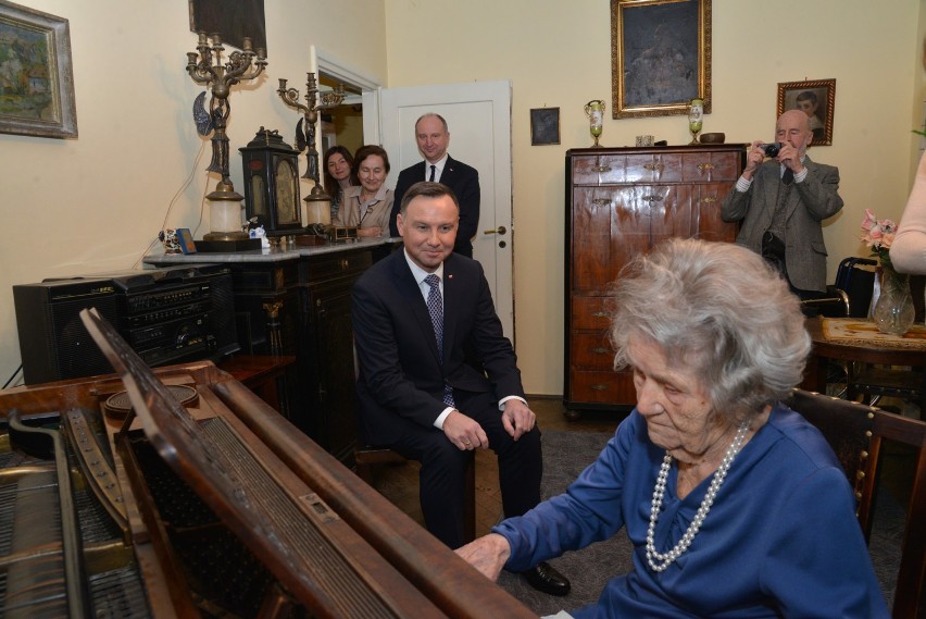 Kraków. Prezydent Andrzej Duda odwiedził najstarszą krakowiankę, mającą 108 lat Wandę Szajowską [ZDJĘCIA]