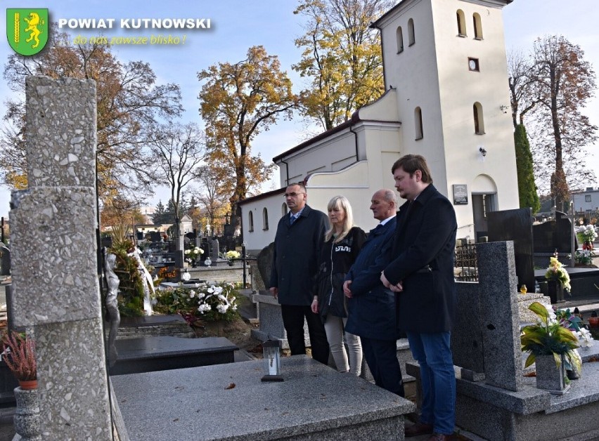 Władze powiatu kutnowskiego pamiętały o zmarłych radnych....