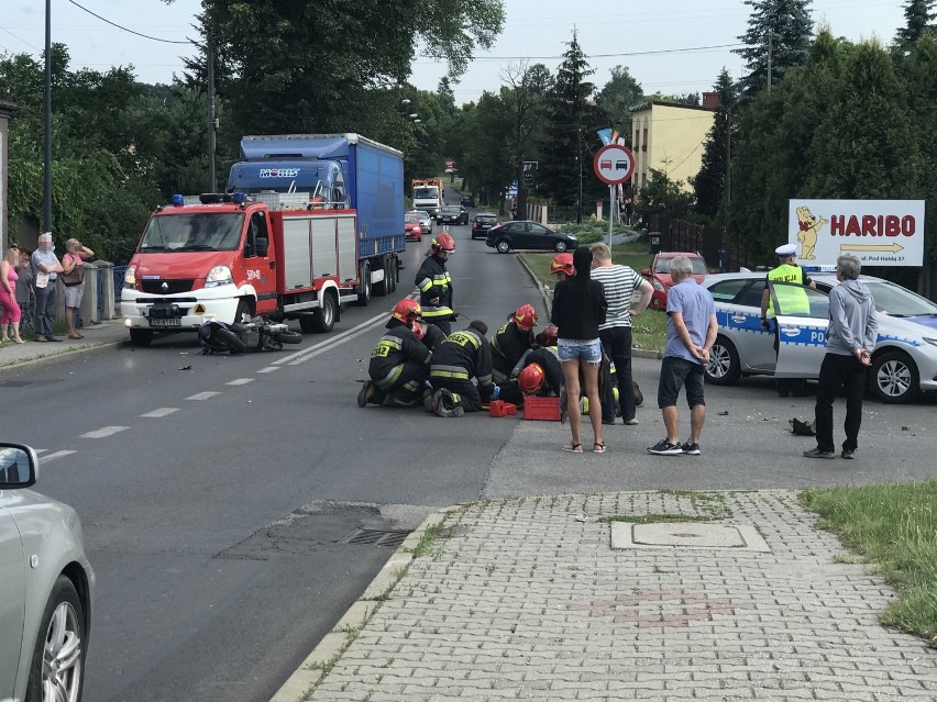 Wypadek w Rybniku: zderzenie osobówki z motorowerem