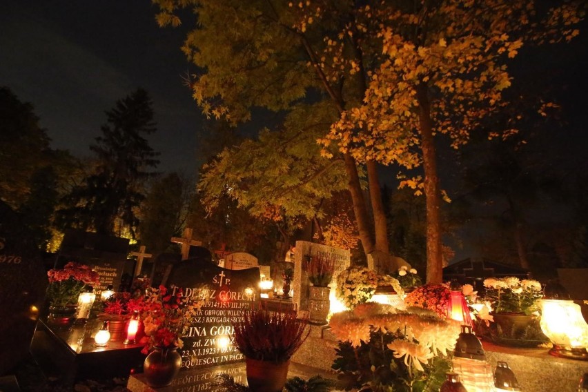 Nocą cmentarze wyglądają pięknie.