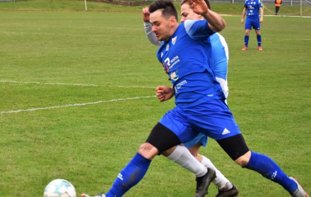 IV liga piłkarska w Małopolsce: Unia Oświęcim - Wierchy Rabka Zdrój 0:0. Na zdjęciu: Michał Szewczyk mógł zapewnić zwycięstwo oświęcimianom.