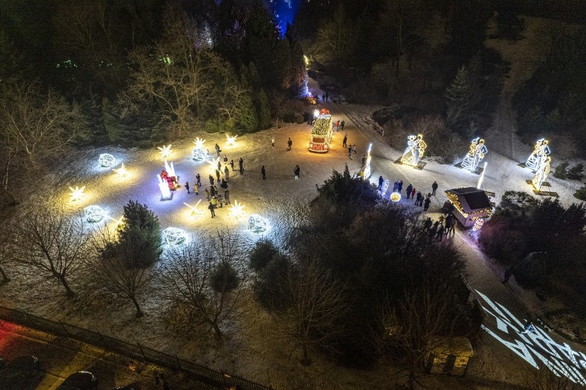 „Botaniczna podróż” w Lublinie widziana z lotu ptaka. Zobacz wyjątkowe zdjęcia parku iluminacji