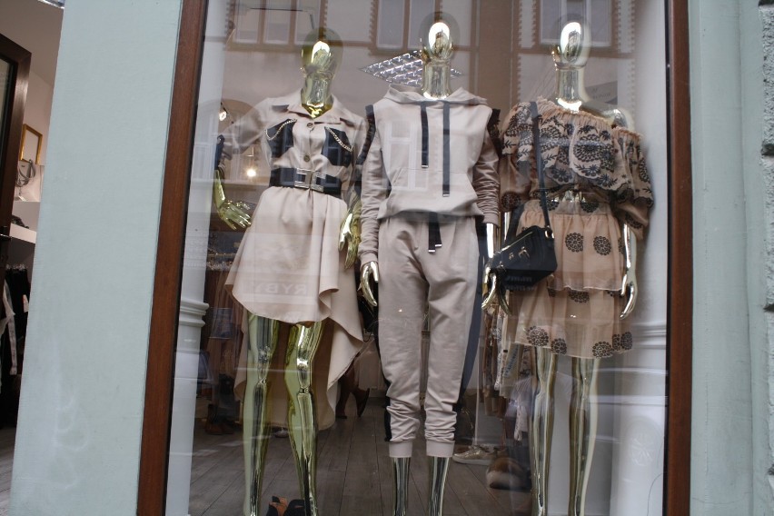 Trendy lato 2020: zobacz kolekcje najmodniejszych sukienek w gnieźnieńskich sklepach [FOTO]