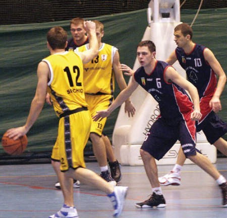 Piotr Krupa (pierwszy z prawej) i Maciej Balcerzak w meczu z drużyną z Siechnic sprawiali dobre wrażenie.
