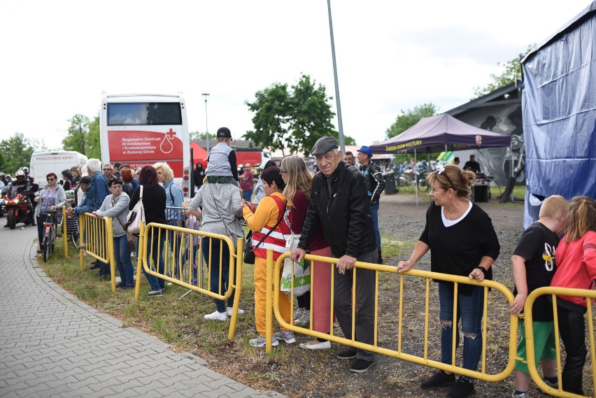 Motokrew 2022 w Żarach. Motocykliści, ale nie tylko, oddają...