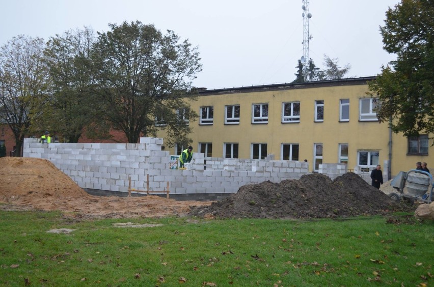 Gmina Dobrzyca inwestuje w szkolnictwo. Trwają rozbudowy szkół w Galewie i Lutyni