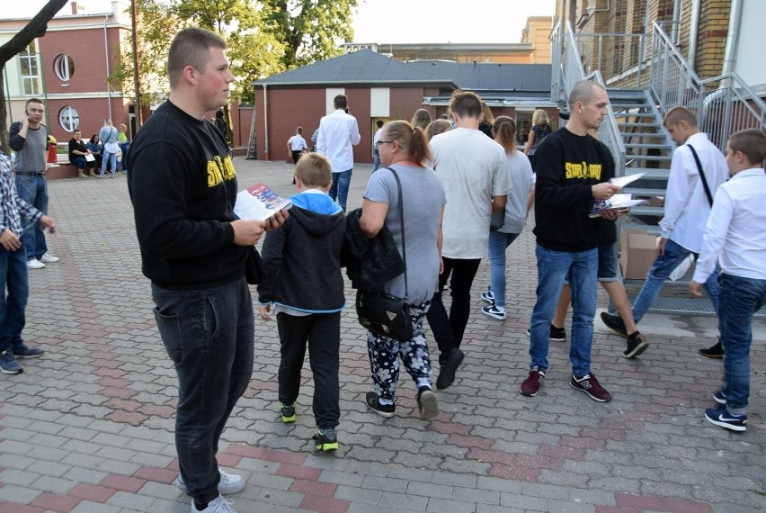 Stargardzcy kibice Pogoni Szczecin rozdawali uczniom ładne plany lekcji