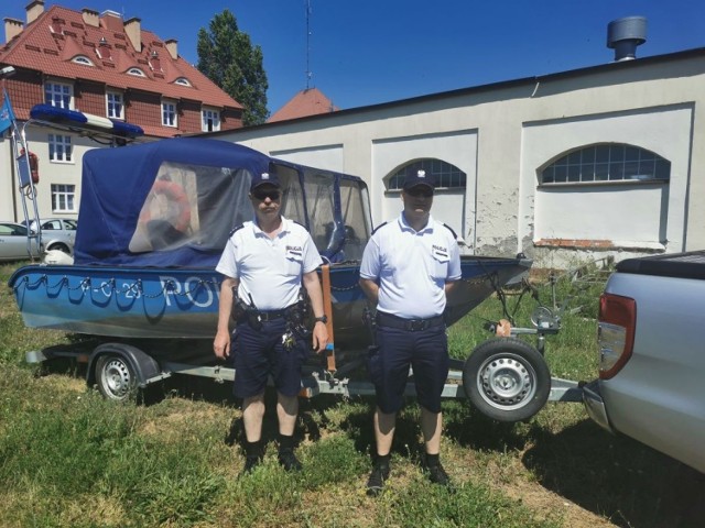 Policjanci oddelegowani do pełnienia służby nad Rudnikiem to st. asp. Sławomir Romanowski i post. Łukasz Tomaszewski. Do dyspozycji mają łódź motorową.