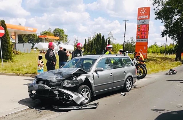 Zderzenie osobówek na drodze nr 179 w Szydłowie