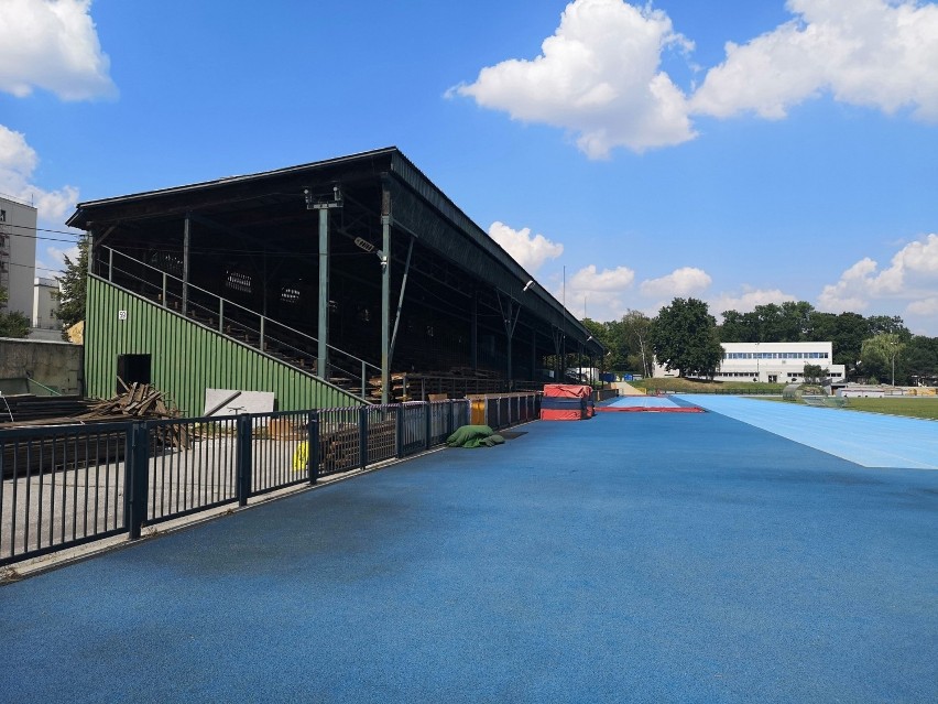 Kraków. Rozpoczęli wyburzanie drewnianej trybuny na stadionie Wawelu [ZDJĘCIA]