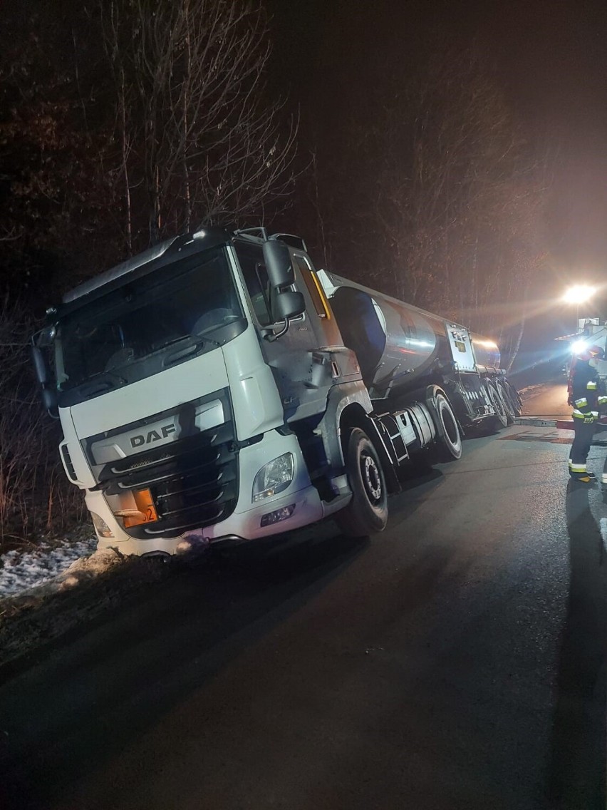 Cysterna zjechała do rowu i  niebezpiecznie się nachyliła....