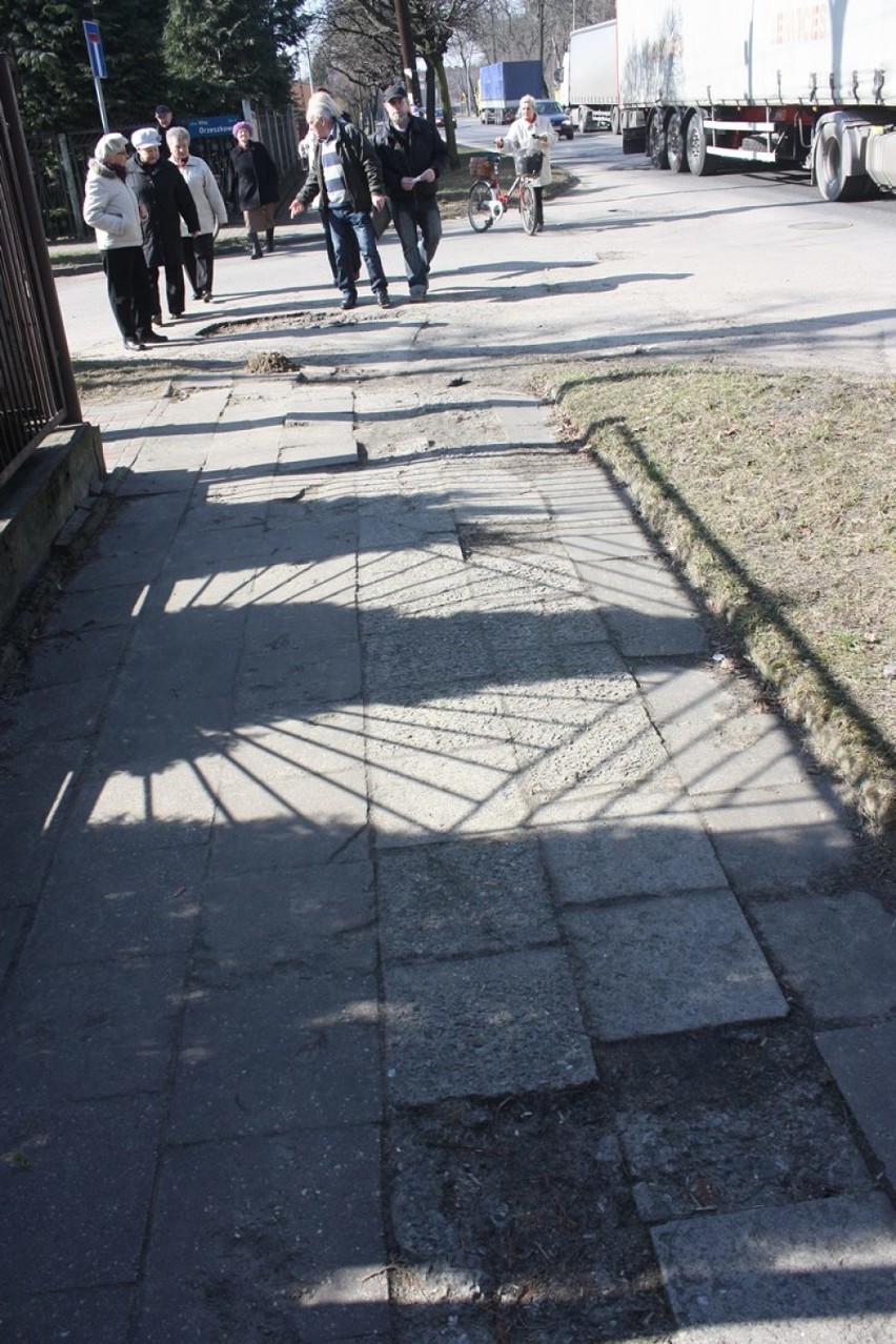 Chodnik przy Paderewskiego w Zawierciu do remontu
