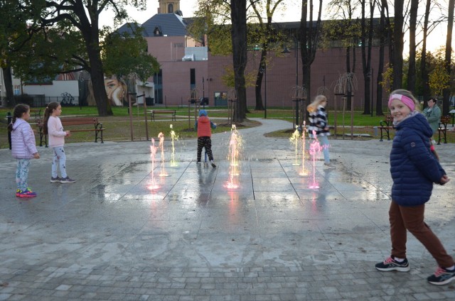 Dobiega końca rewitalizacja Parku Miłośników Dzierżoniowa. Pojawiła się  tam fontanna posadzkowa, która wieczorami jest podświetlana kolorową iluminacją. Choć na razie działa tylko testowo to już zdążyła sobie zaskarbić serca mieszkańców miasta zwłaszcza tych najmłodszych. Najbardziej efektownie wygląda wieczorem. Zobacz w galerii zdjęcia.

Przesuwaj slajdy klikają w strzałki, używaj klawiszy lub gestów ------------→