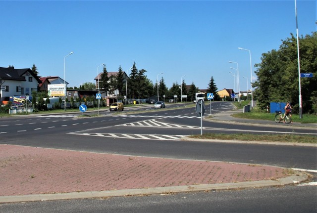 Skrzyżowanie ulicy Dzieci Zamojszczyzny oraz ul. Okrzei w Zamościu. Tutaj powstaje rondo