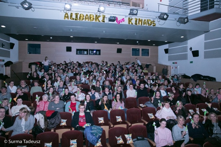 Ali-Babki w kinie Stargardzkiego Centrum Kultury obejrzały francuską komedię i dostały prezenty [ZDJĘCIA]