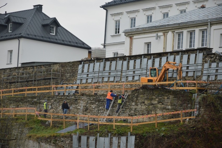 Grybów. Miliony na walkę z osuwiskiem. Trwają prace stabilizacyjne. Zdjęcia budzą nadzieję 