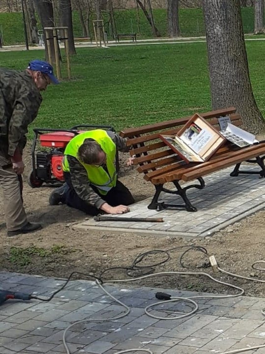 Nowy Sącz. W odnowionym Parku Strzeleckim stanęła „Ławeczka Papieska”