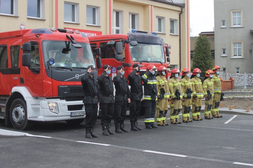 Funkcjonariusze krotoszyńskich służb mundurowych oddali hołd tragicznie zmarłemu policjantowi [ZDJĘCIA]