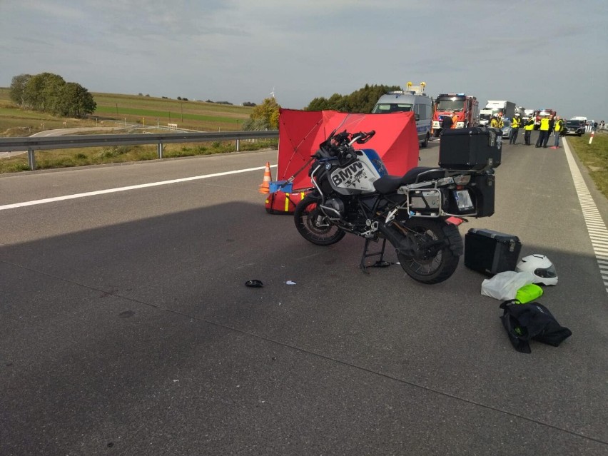 Śmiertelny wypadek motocyklisty na autostradzie A1, obok Woźnik. Doszło do zderzenia z busem. Nie żyje 39-latek