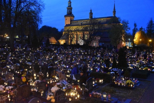 W Dniu Zadusznym w Kartuzach procesja z towarzyszeniem Orkiestry Dętej OSP Kartuzy odwiedza z modlitwą różańcową zmarłych spoczywających na tzw. dolnym kartuskim cmentarzu.