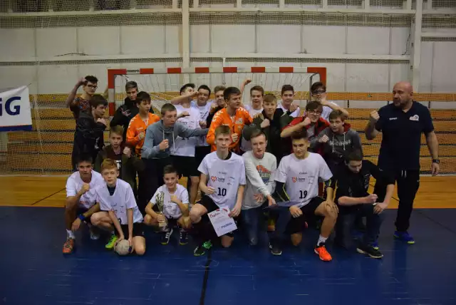 Młodzicy Zewu Świebodzin i ich trener, Dariusz Wojtala, wygrali bezkonkurencyjnie Turniej Barbórkowy PGNiG w Zielonej Górze