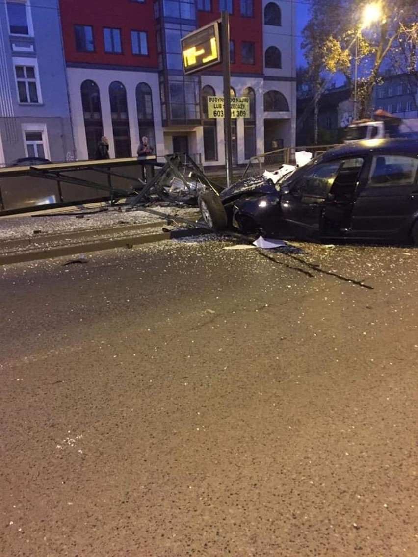 Policjanci kierują pojazdy w ul. Lutomierską lub w kierunku...