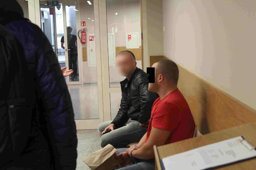 Obywatel Węgier Istvan N. pilnowany przez policjantów...