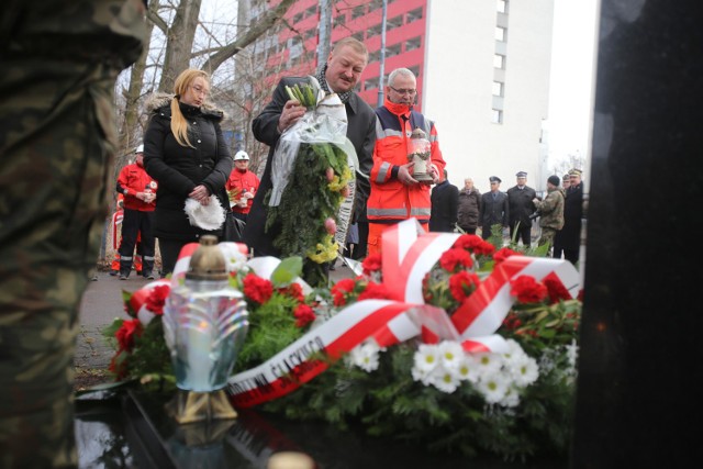 10. rocznica katastrofy MTK. Pod pomnikiem ofiar przedstawiciele służb biorących udział w akcji ratowniczej oraz władze i samorząd województwa złożyli kwiaty i zapalili znicze.