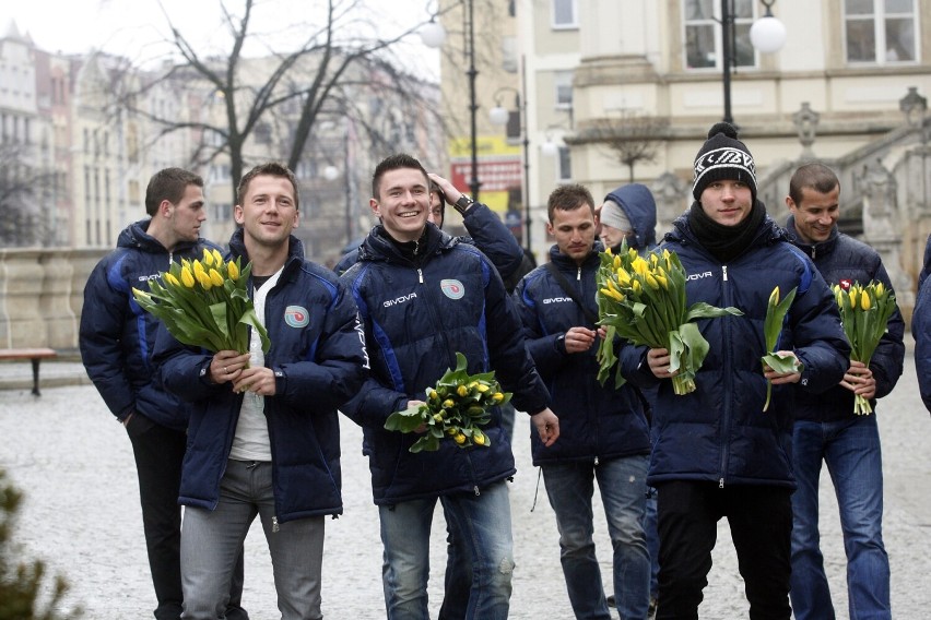 Piłkarze Miedzi Legnica rozdawali tulipany z okazji Dnia Kobiet