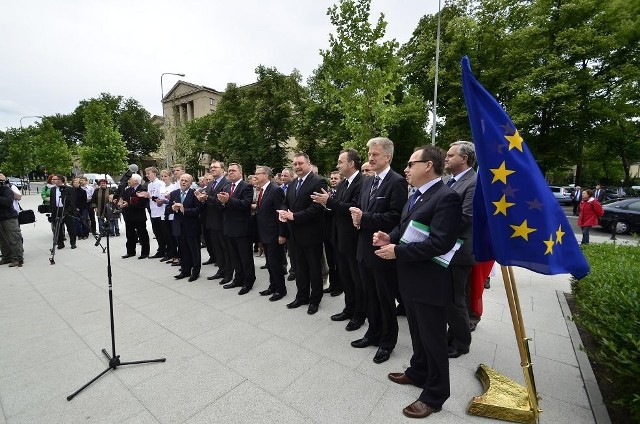 W trakcie uroczystości˙symbolicznego powitania prezydencji w Poznaniu, przy dźwiękach hymnu Polski i UE, wciągnięto na maszt flagę narodową, potem w niebo wypuszczono kolorowe balony