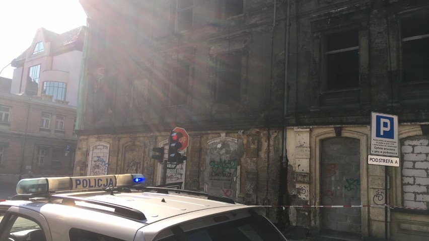 Zawalił się strop kamienicy na skrzyżowaniu ulic 6 Sierpnia i Wólczańskiej w Łodzi [ZDJĘCIA]