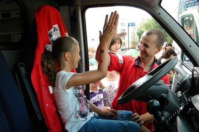 Ratownik Maciej Rachwał doskonale się rozumiał ze swoimi &#8222;uczniami&#8221;.