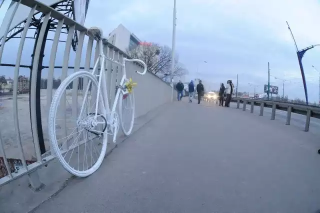 W miejscu wypadku ciągle stoi biały rower, który upamiętnia to tragiczne wydarzenie.